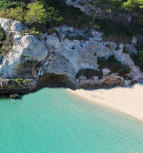 Minorca, la perla delle Baleari: cosa vedere tra spiagge paradisiache e natura incontaminata